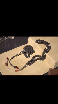 سبحة من حجر الصخري الطبيعي مميزه جدا  بفواصل من الفضة 
منقوشة يدويآ مع شرابه تصميم خاص فينا عيار الفضة 925 خاصة بنا فخامة وتميز - صورة 3
