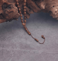 سبحة من العود الملكي الطبيعي الفواح برائحة تزداد مع الاستخدام والوقت حاصله على ‏براءة إختراع من افضل السبح  للأهداء تفوح بذكريات عطره برائحه العود الملكي تأتي بعلبه من الجلد الفاخر  والمخمل وكيس من الجلد بتصايم خاصه بنا رقي وفخامه 
١حجم صغير بيضاوي الشكل - صورة 2