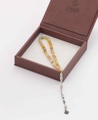 سبحة من حجر السترين بفواصل من الفضة 
منقوشة يدوينا عيار 925 خاصة بنا فخامة وتميز  - صورة 1