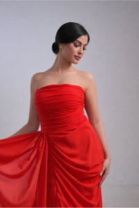 فستان أحمر انسيابي درابيه - صورة 2