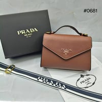 شنطة نسائية ماركة برادا - صورة 1