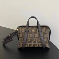 شنطة نسائية ماركة فندي  - Image 1