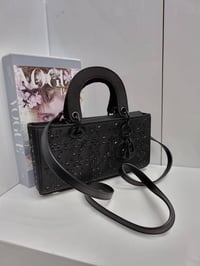 شنطة نسائية ماركة ديور - صورة 1