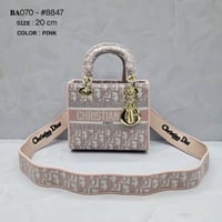 شنطة نسائية ماركة ديور  - صورة 1