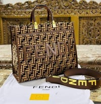 شنطة نسائية ماركة فندي - Image 1