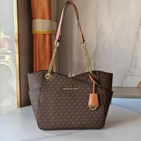 شنطة نسائية ماركة مايكل كورس - صورة 1