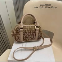 شنطة نسائية ماركة ديور- d41 - صورة 1