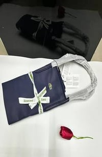 شنطة ماركة لاكوست - Image 1