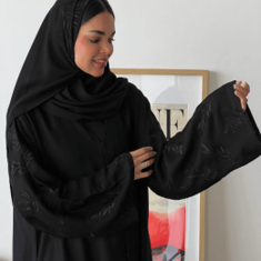 عبايات بتطريز اسود