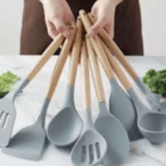 ملاعق وأدوات سيليكون وخشب