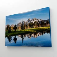 لوحة جدارية لبحيرة طبيعية محاطة بالأشجار مع جبال ثلجية جميلة