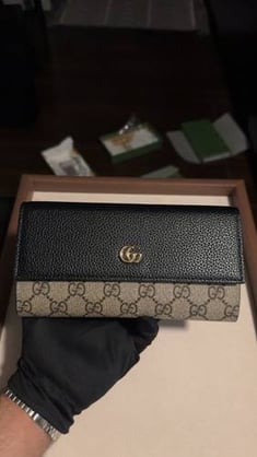 Gucci wallet 