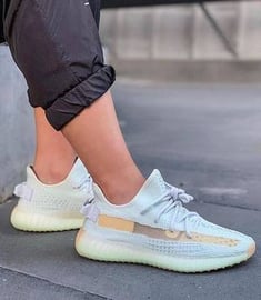  Yeezy Boost 350 V2 “Hyper Space”- AD073
