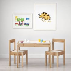 ايكيا- طاولة أطفال مع كرسيين، خشب الصنوبر- سطح أبيض