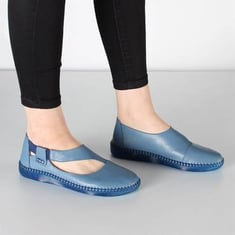 حذاء جلد أزرق نسائي