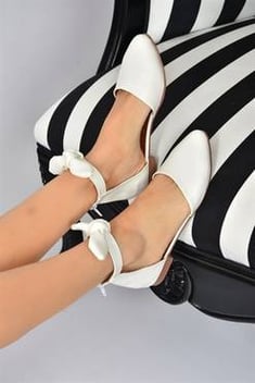 حذاء فلات أبيض نسائي
