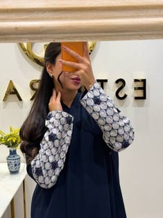 عباية كريب كحلي مطرزة