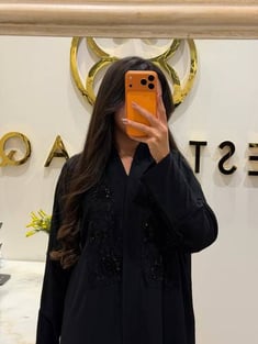 عباية كريب اسود مطرزة