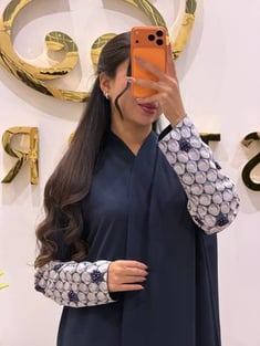 عباية كريب كحلي مطرزة