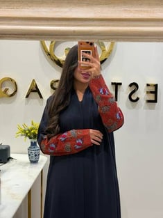 عباية عملية كريب كحلي مطرزة
