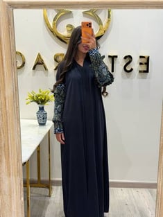 عباية عملية كريب كحلي مع أقطان مطرزة