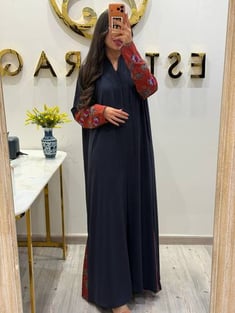 عباية عملية كريب كحلي مطرزة
