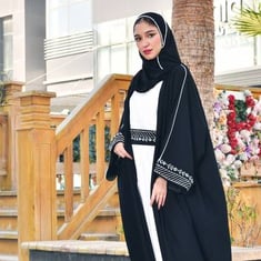 عباية لف سوداء مع طقم فستان و حزام مفصول مع تطريز شجري