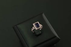 خاتم ذهب جنزير لون ابيض تصميم الماس عيار18 الوزن ( 1.8 ) المقاس ( 11.5 )