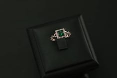 خاتم ذهب ابيض تصميم الماس عيار18 الوزن 1.33