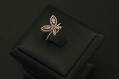 خاتم ذهب لون ابيض تصميم الماس عيار18 شكل فراشة الوزن ( 2.01 ) المقاس ( 14 )