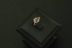 خاتم ذهب لون ابيض تصميم الماس عيار18 الوزن 0.88