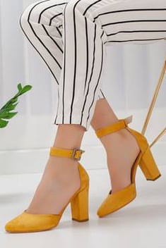 حذاء جلد سويدي أصفر غامق بكعب نسائي