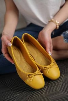 حذاء فلات أصفر غامق نسائي