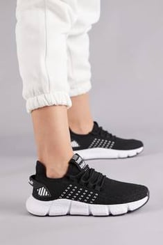 حذاء رياضة أبيض أسود للجنسين