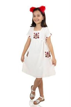 فستان قصير أبيض مطرز بناتي