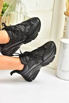 حذاء رياضة أسود بنعل سميك نسائي