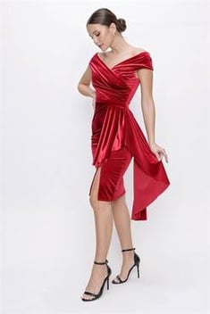 فستان مخملي أحمر مكشكش نسائي