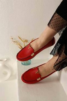 حذاء فلات أحمر بقفل نسائي