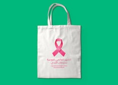 حقيبة بطباعة للتوعية بسرطان الثدي