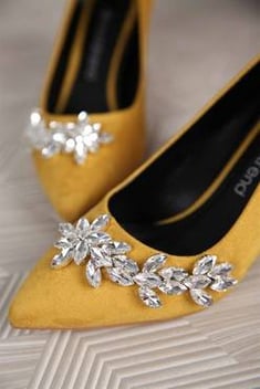 حذاء جلد سويدي أصفر غامق بفصوص وكعب نسائي