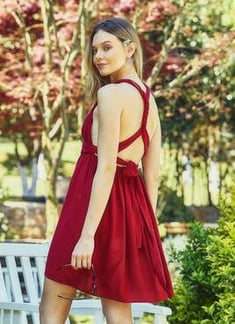 فستان قصير أحمر بظهر مفتوح نسائي