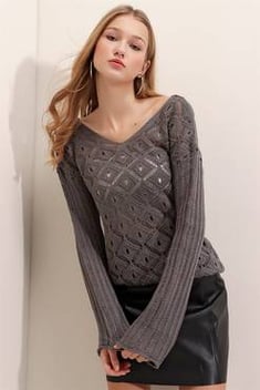كنزة رمادي برقبة V نسائية