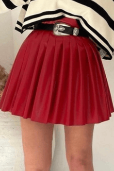 تنورة قصيرة جلد حمراء بطيات نسائية