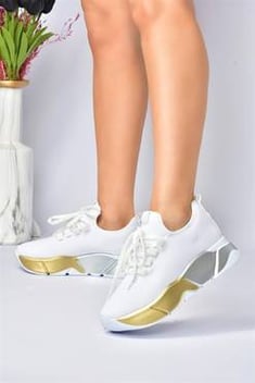 حذاء رياضة أبيض بنعل سميك نسائي