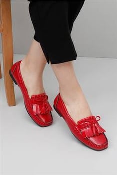 حذاء فلات جلد لامع أحمر نسائي