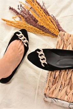 حذاء فلات جلد سويدي أسود مفصل بسلسلة وفصوص نسائي