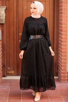 فستان محتشم أسود بحزام نسائي