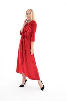 فستان طويل مخملي أحمر بياقة لف نسائي