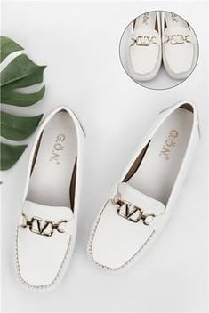 حذاء فلات أبيض نسائي