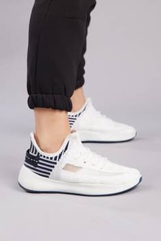 حذاء رياضة أبيض للجنسين